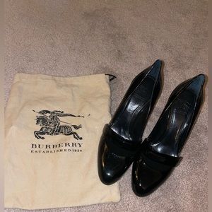 Burberry - black patent logo strap heels